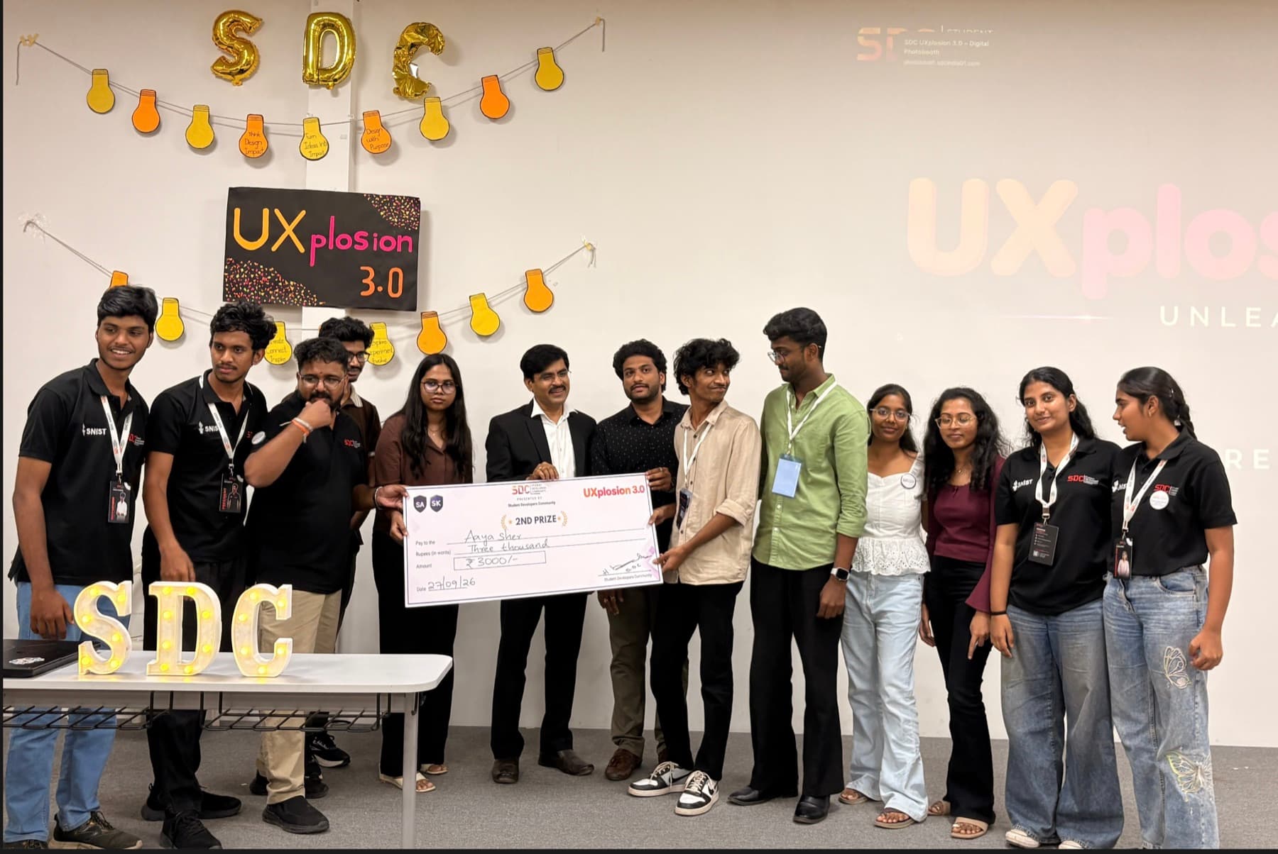 Aaya Sher receiving the UXplosion 3.0 2nd prize